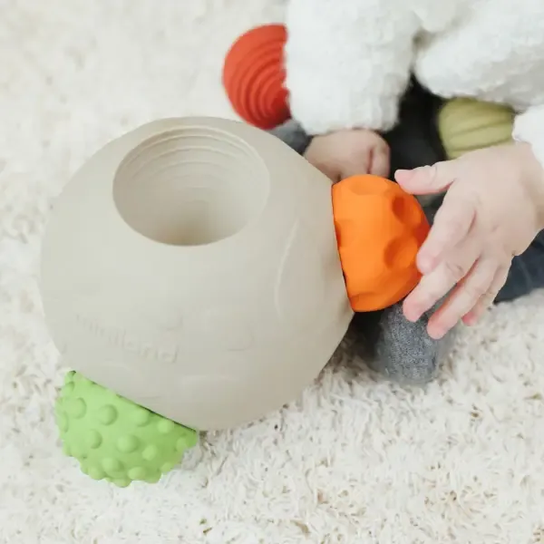 ECO BOLA SENSORIAL GRANDE CAUCHO NATURAL 3.webp